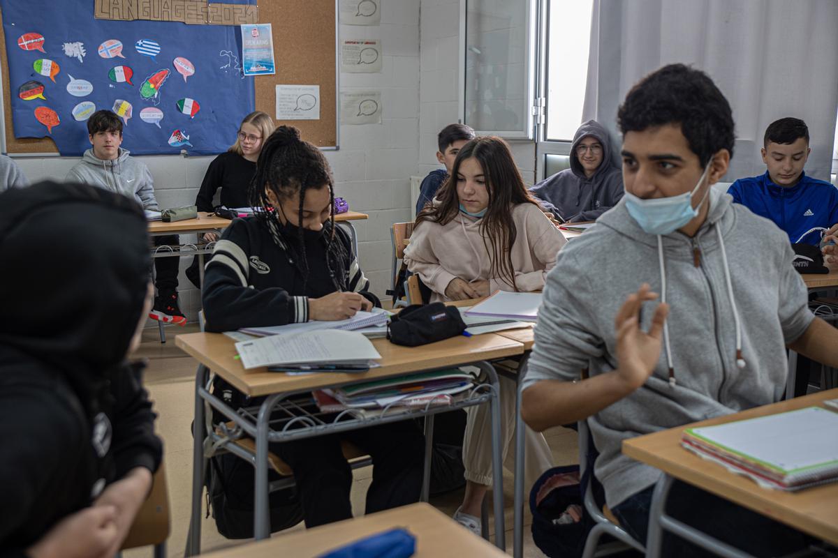 Clase de la ESO del Institut Valerià Pujol de Premià de Dalt. Algunos alumnos han optado por mantener las mascarillas