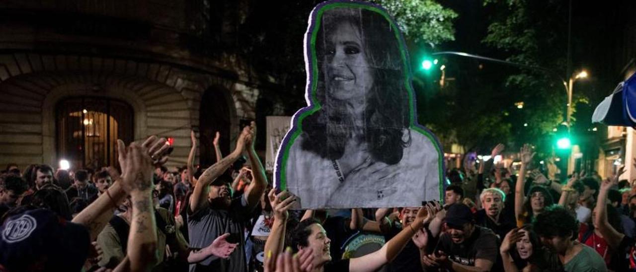 Simpatizantes de Cristina Fernández de Kirchner muestran su apoyo frente a su casa, este jueves en Buenos Aires.