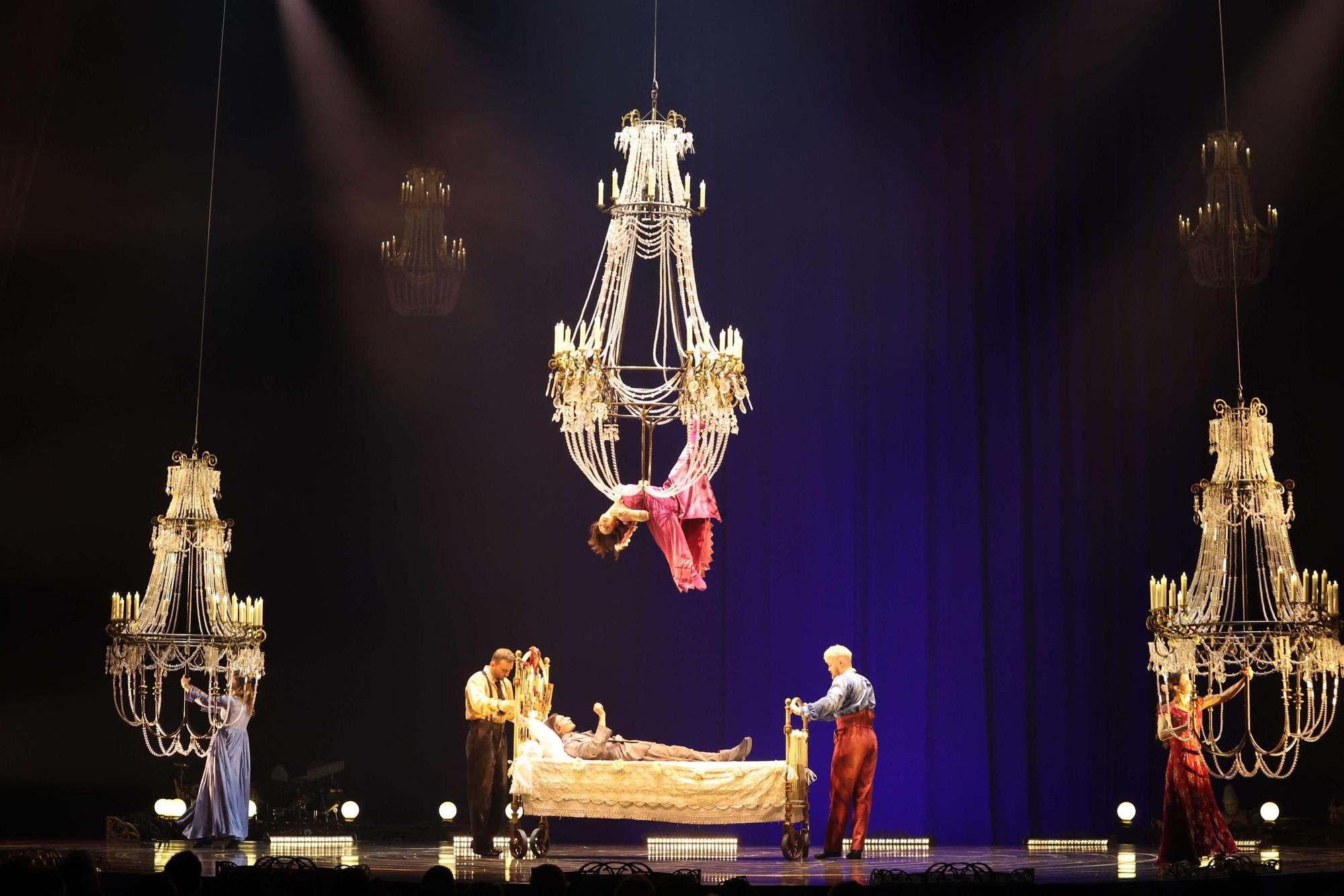 El público de A Coruña aplaude a los artistas del Circo del Sol con 'Corteo' en el Coliseum