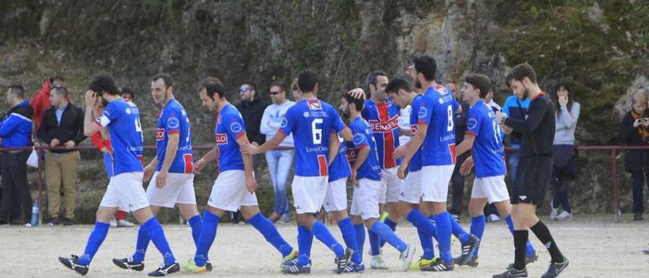 Los jugadores de la Unión Deportiva Ourense festejan uno de los goles en el campo del Tato. // Jesús Regal