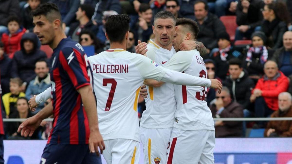 Los jugadores de la Roma festejan el primer gol de El Shaarawy