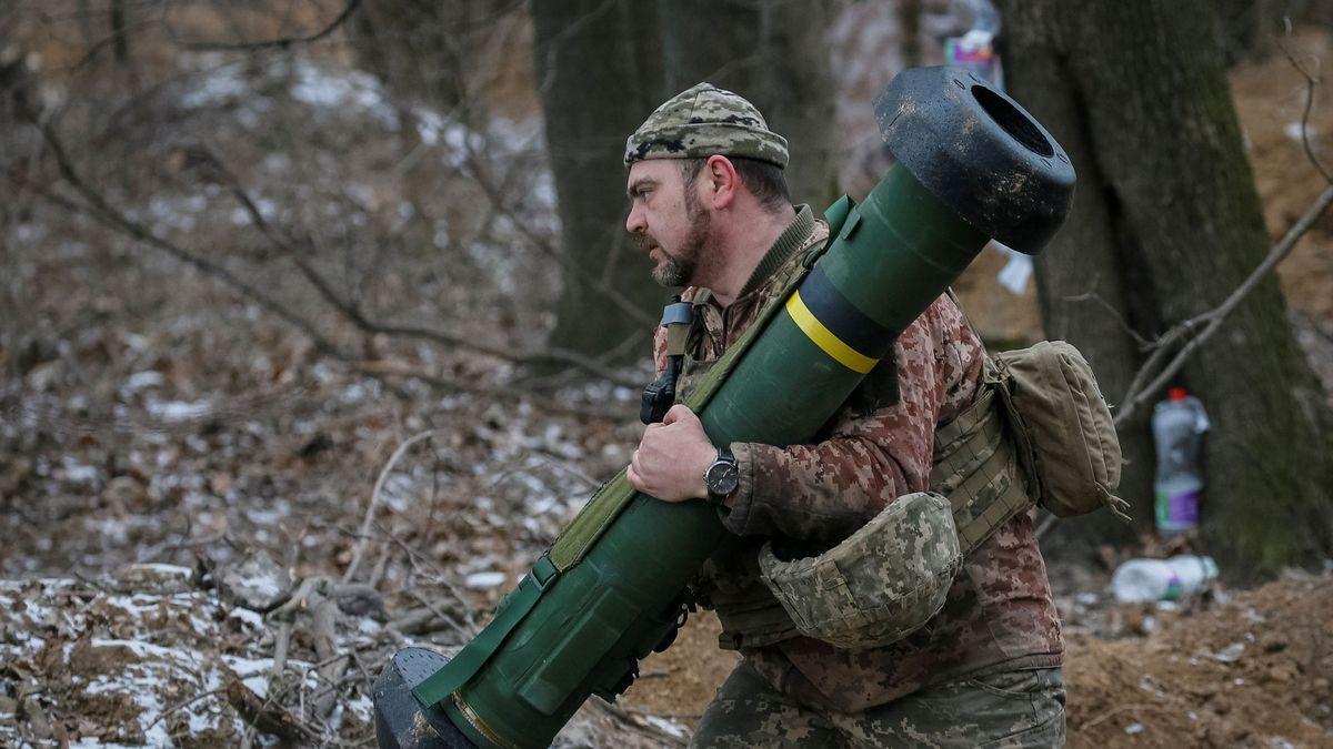 Un miembro del servicio ucraniano sostiene un sistema de misiles Javelin en una posición del frente en la región del norte de Kiev.