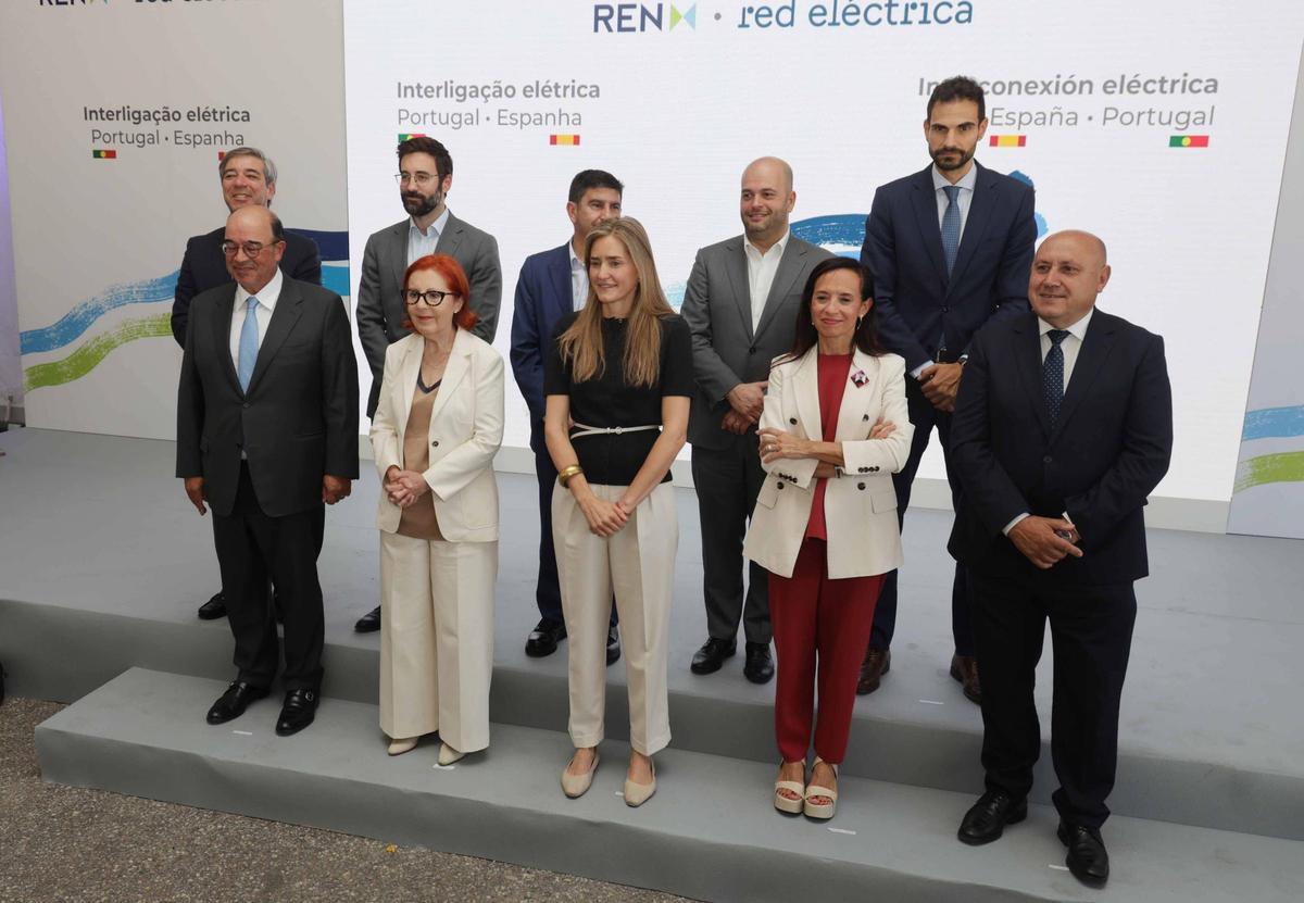Parte de las autoridades presentes en la inauguración en Arbo.