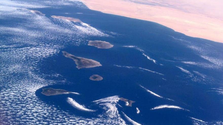 Las cuatro islas de la provincia occidental más Gran Canaria, con la costa del continente africano al fondo.