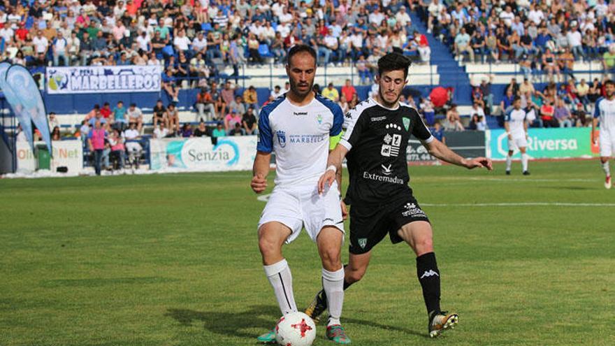 El capitán Añón controla el balón ante el acoso de un jugador del Villanovense.