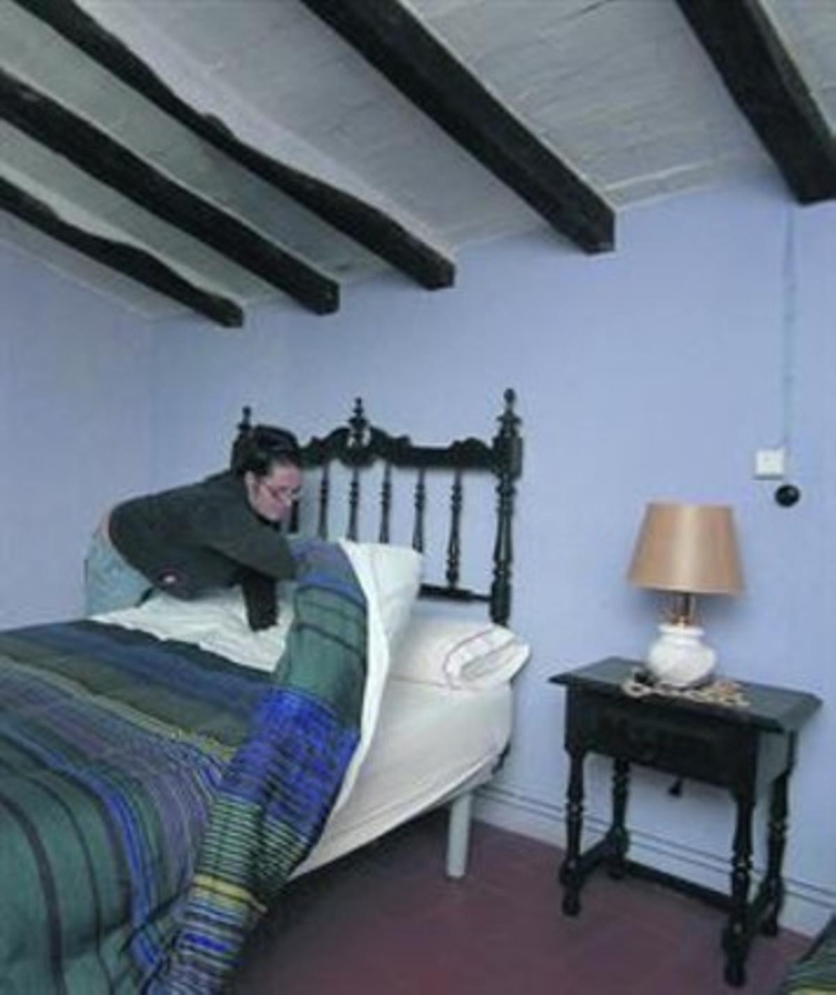 Preparatius per al pont a la casa rural Can Soler, a Porqueres, ahir.