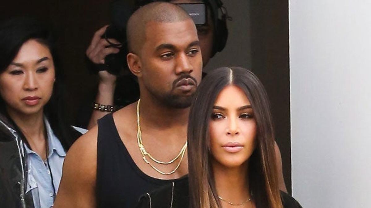 Kim Kardashian sale delante de Kanye West del estudio de grabación
