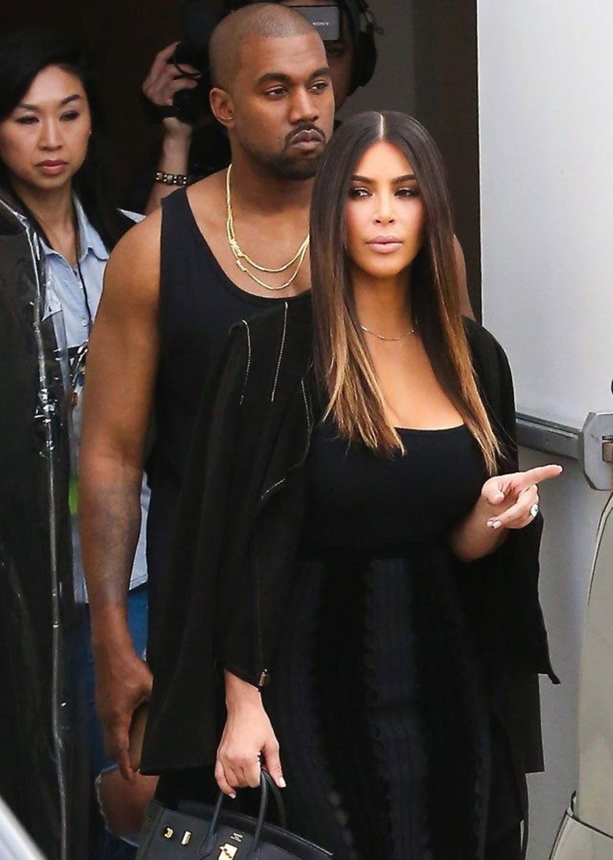 Kim Kardashian sale delante de Kanye West del estudio de grabación