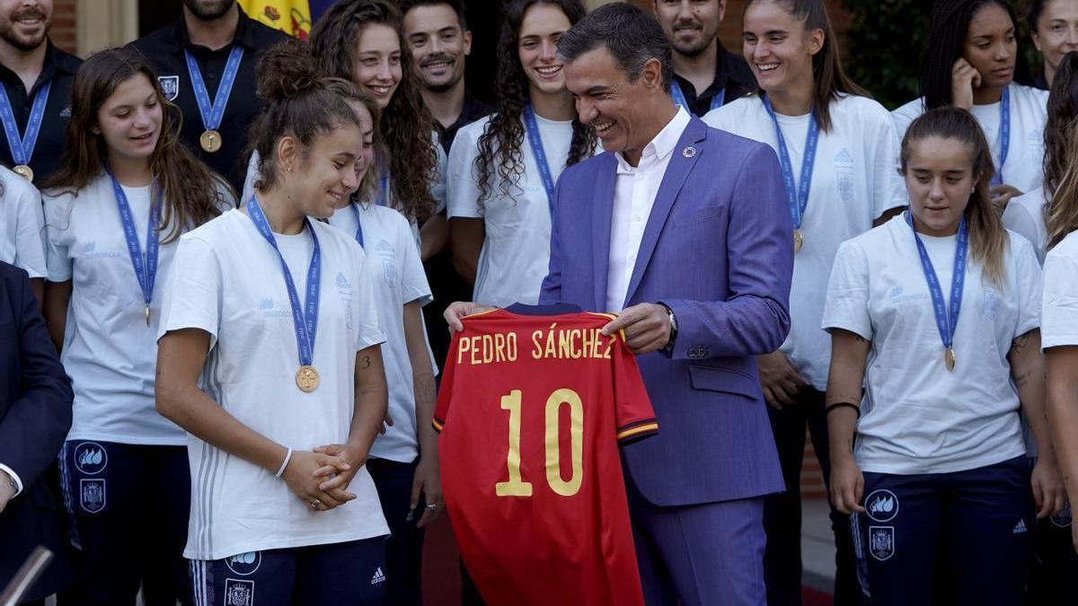 El presidente del Gobierno, Pedro Sánchez, recibe a la selección femenina española de fútbol, campeona del Mundial Sub-20 en el Palacio de la Moncloa, en agosto de 2022.