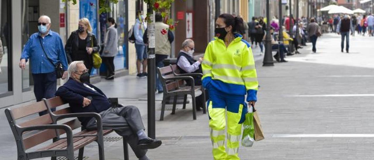 Personas con mascarillas por la calle Mayor de Triana de la capital grancanaria. | | ANDRÉS CRUZ