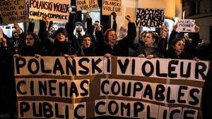 Protesta contra Polanski, ante el cine Le Champo, en París, este martes.