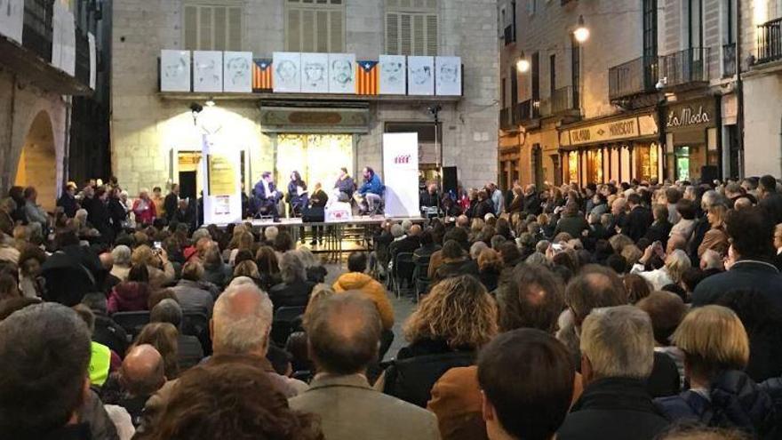 Jaume-Alonso Cuevillas omple la plaça del Vi en la presentació del seu llibre