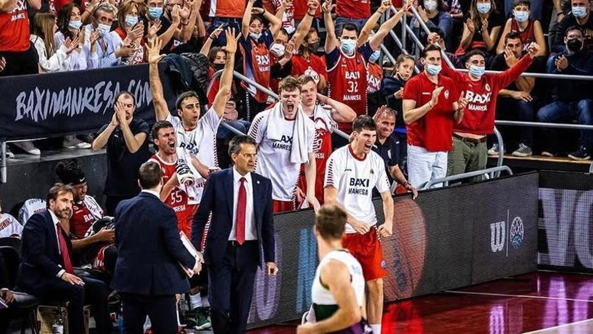 Toni Naspler, de blanc i cridant a la dreta, i Dani Pérez, darrere de Pedro Martínez, a la banqueta del Congost en el Baxi-Unicaja del 2022