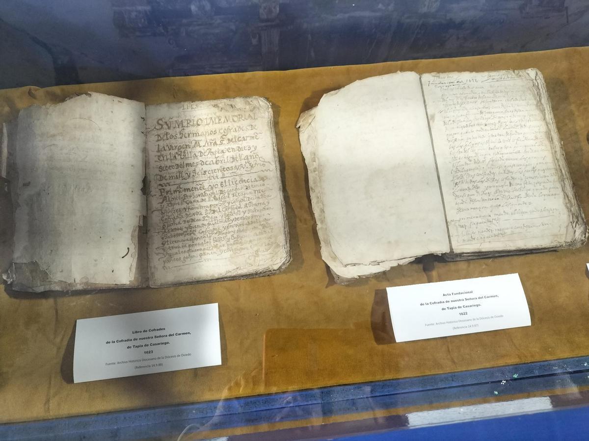 Tapia muestra una exposición histórica: los manucristos de la creación de la Cofradía del Carmen, hace 400 años