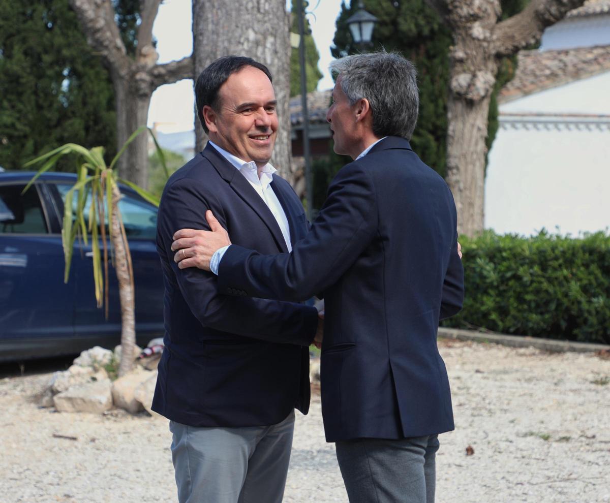 El presidente del Consell, Juanfran Pérez Llorca, saluda al presidente de Coeval, Javier  Cabedo.