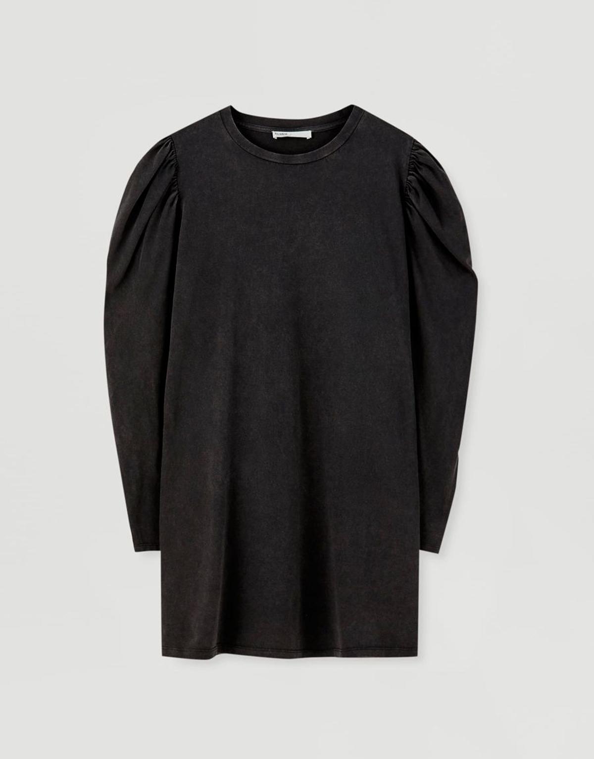 Vestido negro de Pull & Bear. (Precio: 19,99 euros)
