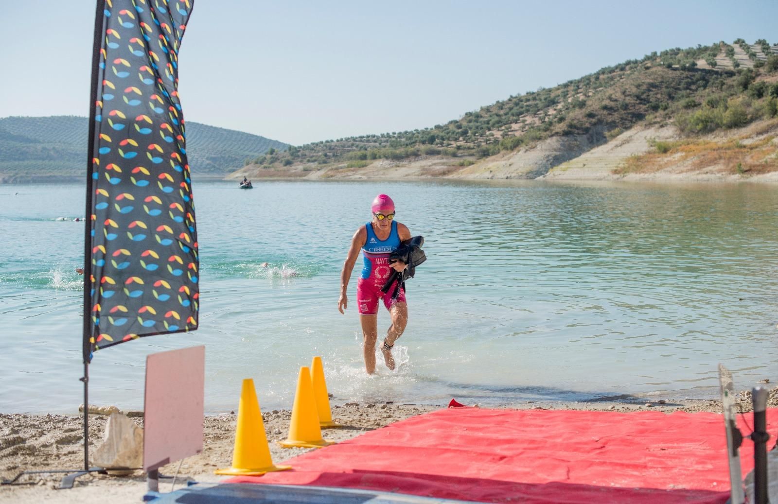 Alfonso Bastos y Katherine Mills ganan en Baena el primer triatlón cordobés tras el confinamiento