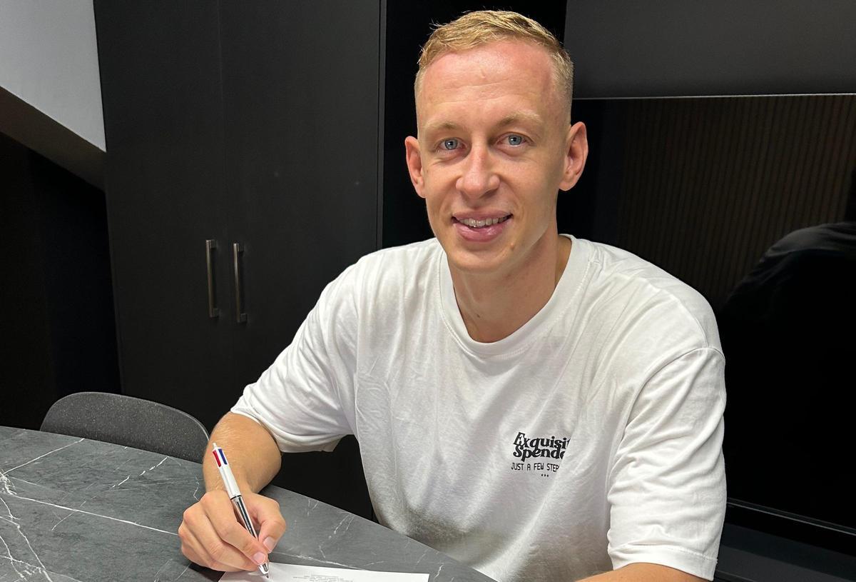 Obolskii, en la firma del contrato con el CE Sabadell.
