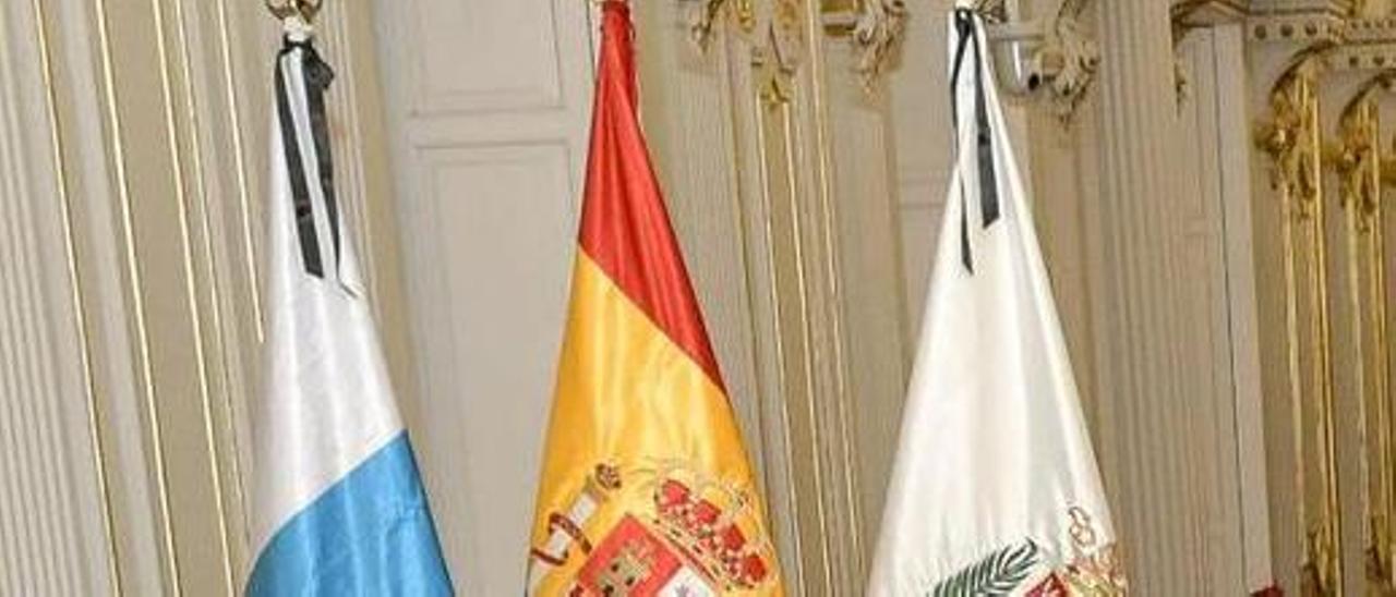 La bandera de España, sin crespón negro, entre las de Canarias y Las Palmas de Gran Canaria.