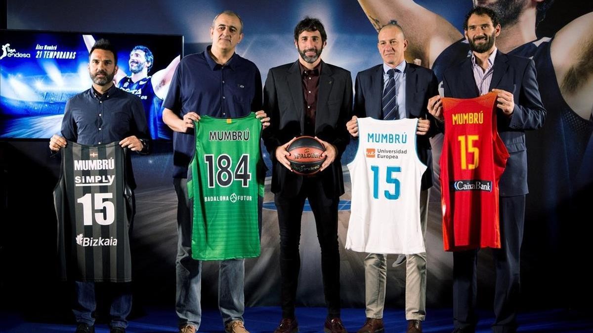 Mumbrú, junto a sus excompañeros Jesús Ramirez (Bilbao), Juanan Morales (Joventut), Alberto Herreros (Madrid) Y Jorge Garbajosa (federación), con las camisetas de los equipos en los que jugó.