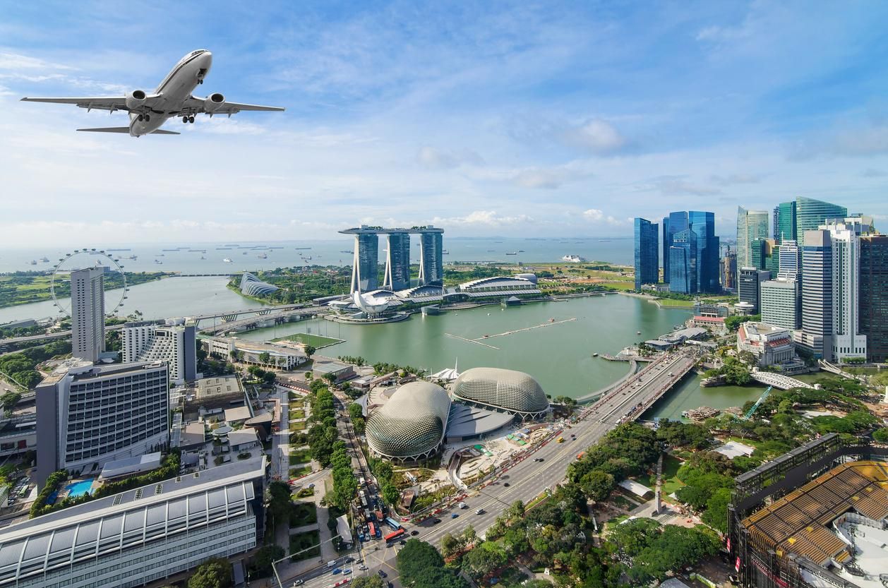 Avión sobrevolando Singapur.