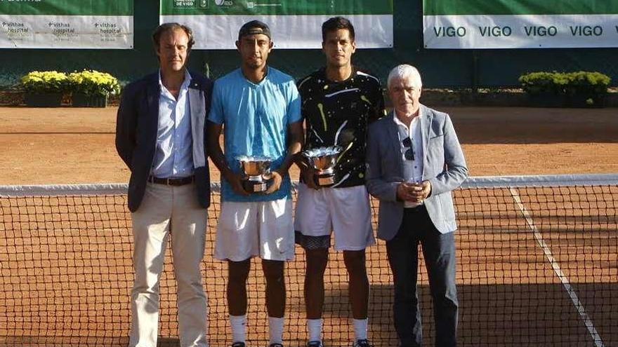 Arias y Zeballos, tras recibir el trofeo de campeones de dobles. // Salvador Sas