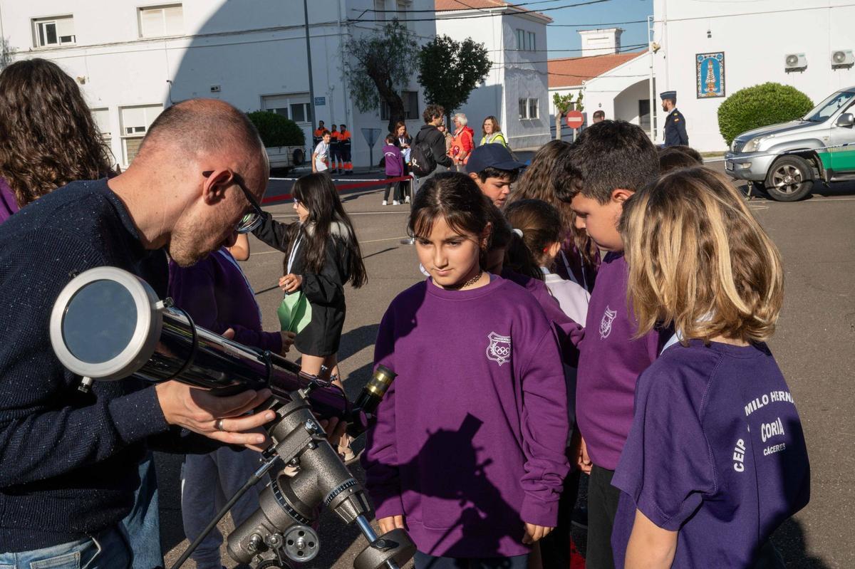 Fotogalería | 400 estudiantes lanzan dos cohetes en la base aérea de Talavera la Real