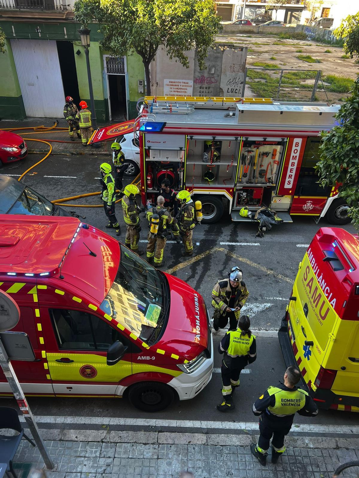 Bomberos trabajan en un incendio en la avenida Burjassot de València