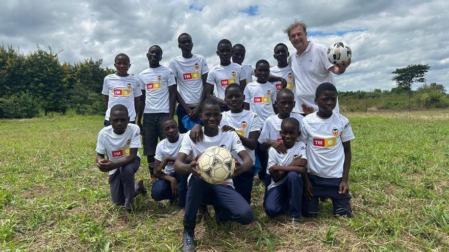 La Fundación Livingstone entrega de uniformes escolares en Zambia y refuerza sus proyectos educativos y sociales