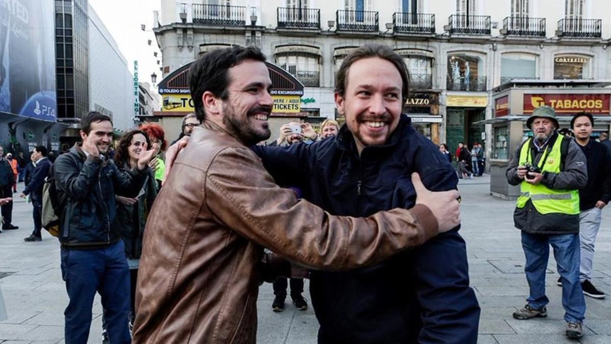 Pablo Iglesias y Alberto Garzón, en la Puerta del Sol, donde han anunciado el acuerdo de coalición entre Podemos e IU.