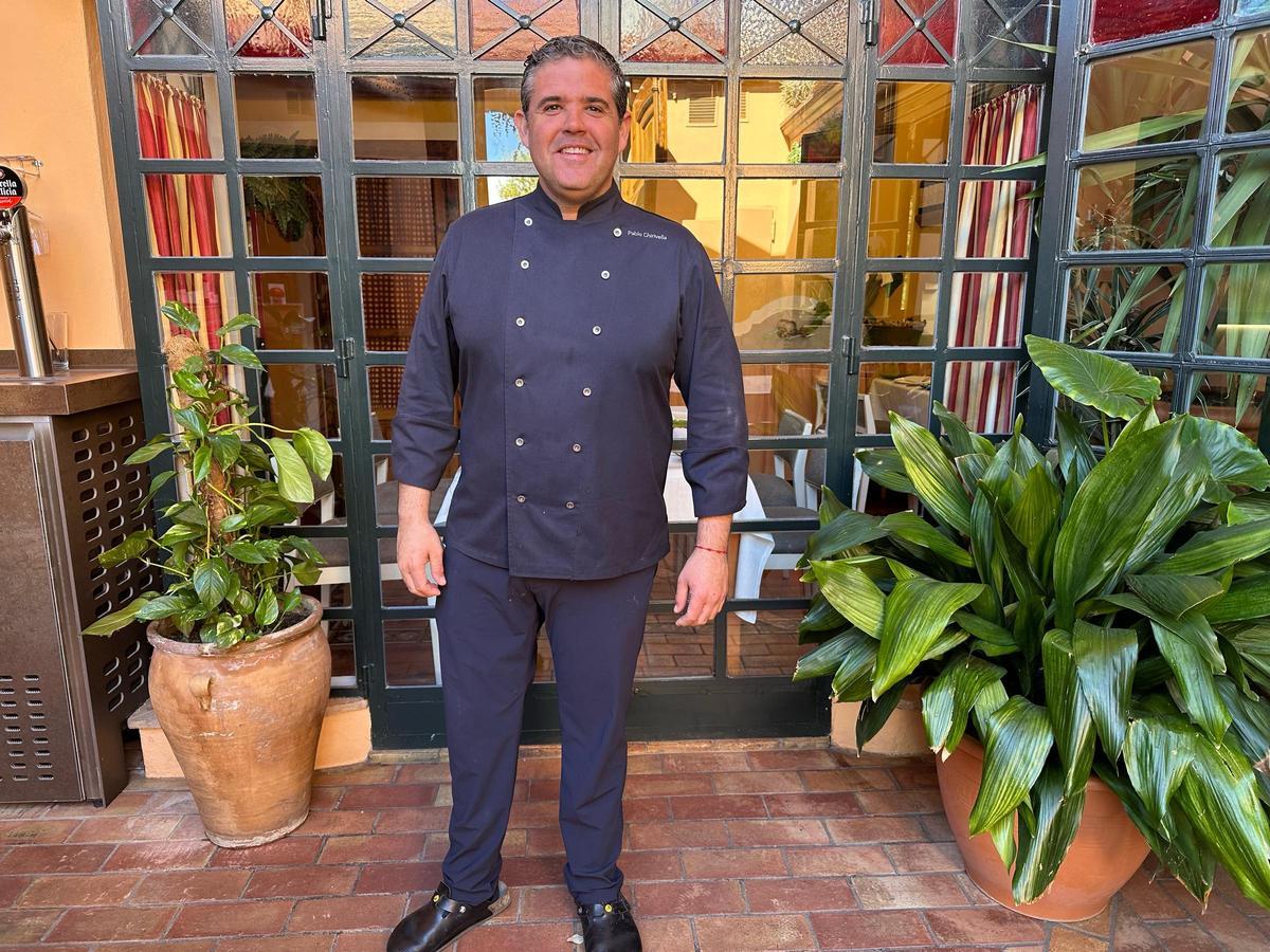 Pablo Chirivella en la entrada de su restaurante