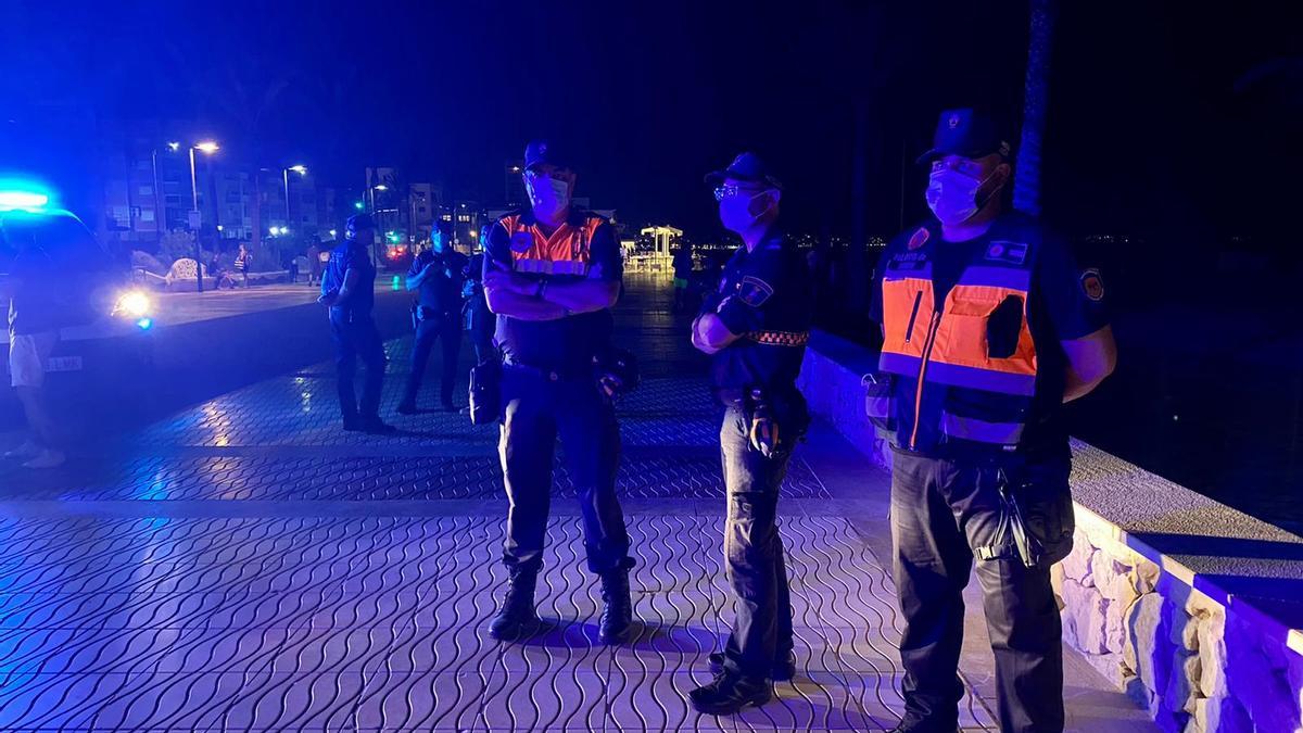 Despliegue policial en El Campello para frenar este fin de semana los botellones en la playa con el cierre de los arenales