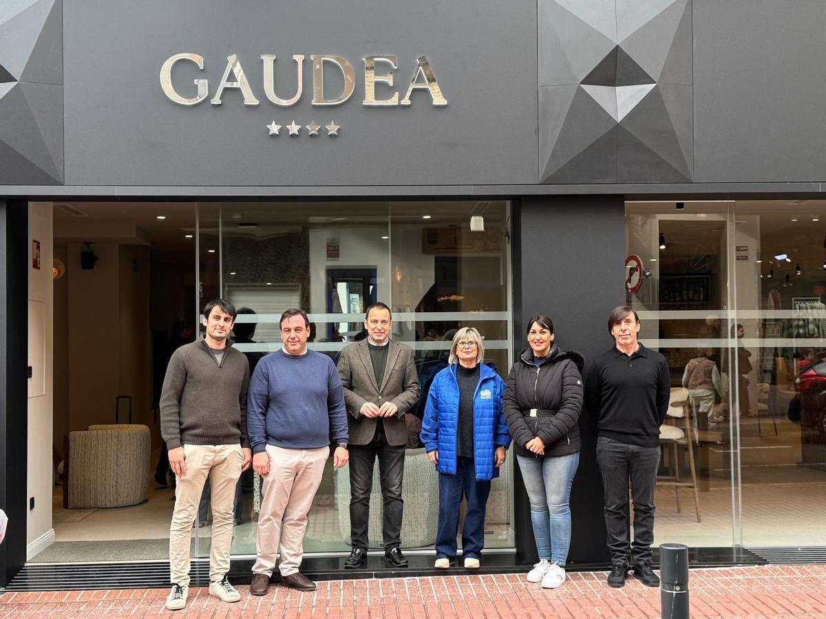 Visita de la alcaldesa, Loreto Serrano, y miembros del equipo de gobierno al recién estrenado hotel de Santa Pola