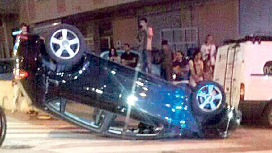 Un coche vuelca en la calle Libertad