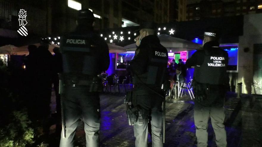 La policía desaloja dos pubs de plaza Honduras que triplicaban su aforo
