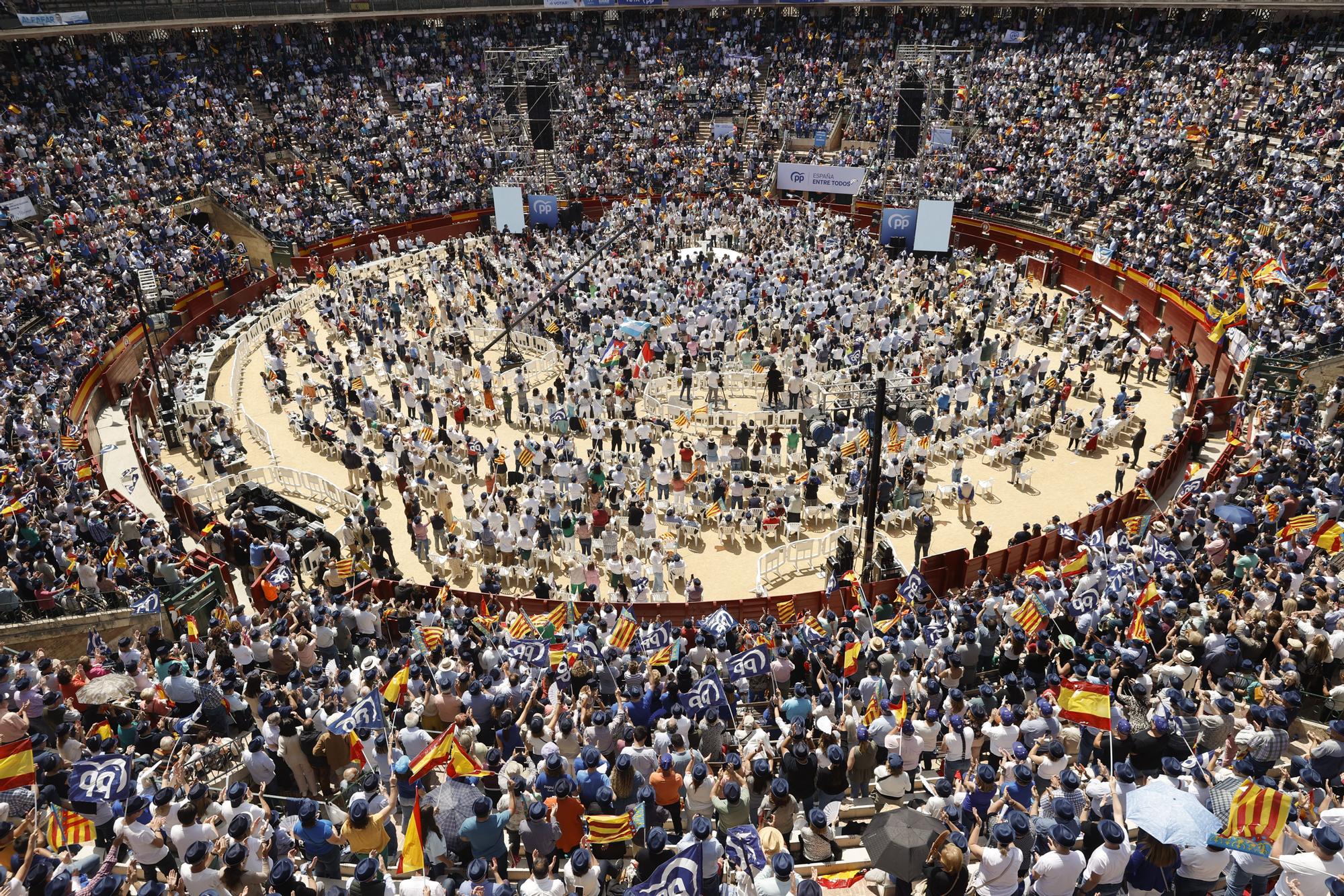 La plaza de toros de Valencia se ha llenado con 12.000 personas para asistir al acto central de campaña del PP