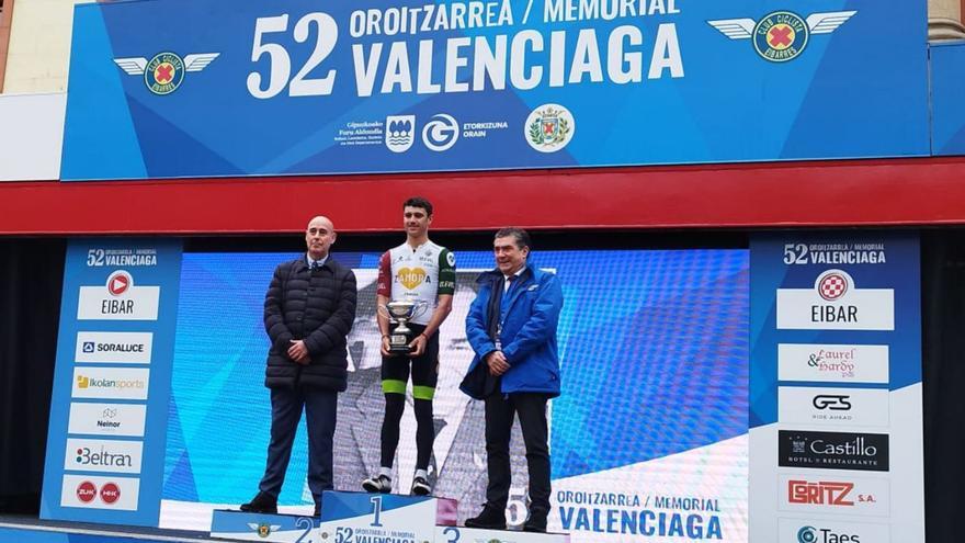 David Domínguez, campeón del Memorial Valenciaga, posa con su trofeo en el podio. | Cedida