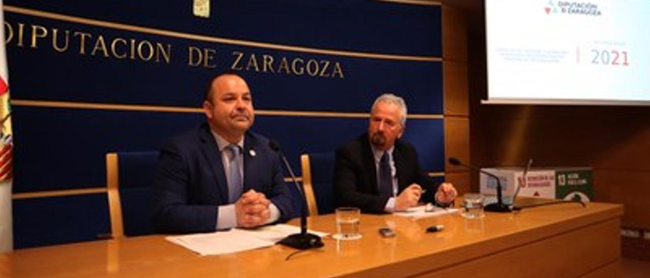 El diputado delegado de la Gestión y Atención tributaria de la DPZ, Víctor Chueca, y el tesorero, Luís Manuel Montoto, durante la presentación del balance.