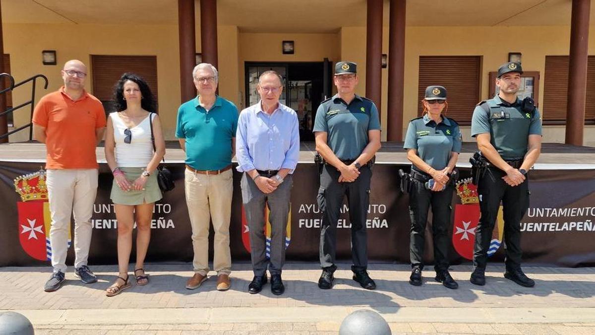 Blanco, en el centro, con autoridades locales y responsables de la Guardia Civil y de Tráfico.