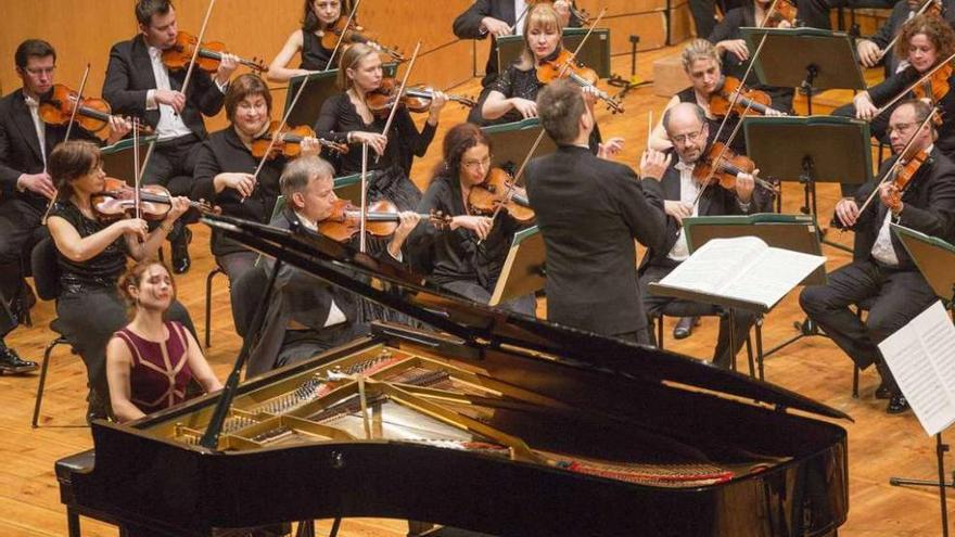 La pianista Anna Vinnistkaya arropada por la Real Filharmonía, en el concierto de anoche. // Ricardo Grobas