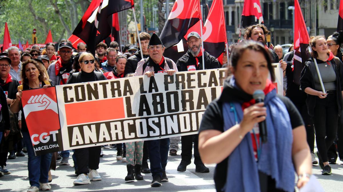 La manifestación de la CGT en Barcelona ha reunido a cerca de un millar de persones bajo el lema 'Contra la precariedad laboral, anarcosindicalisme&quot;