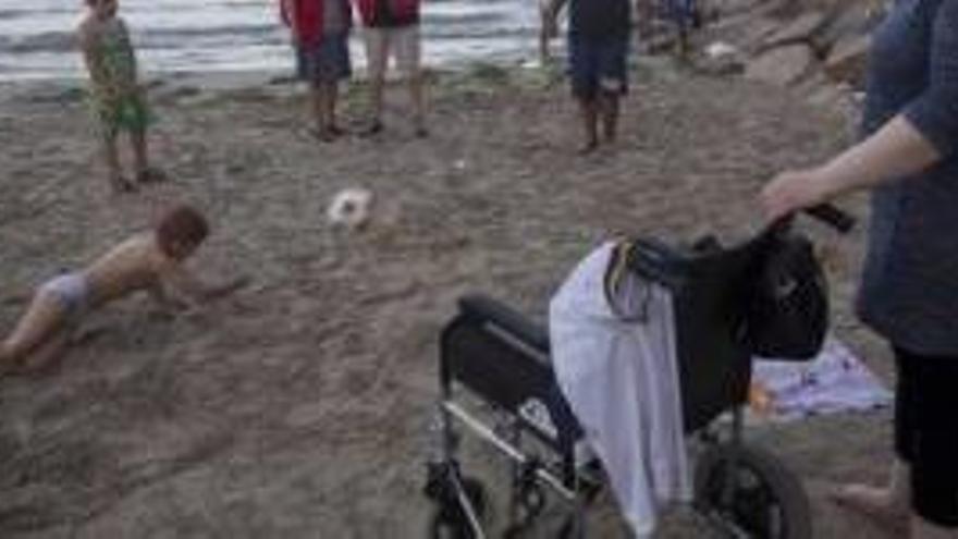Roban la silla de ruedas en El Postiguet a un niño sirio