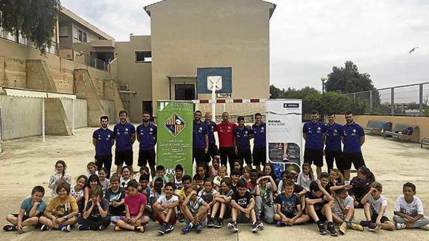 La plantilla del Palma Futsal da clases en Es Saboners