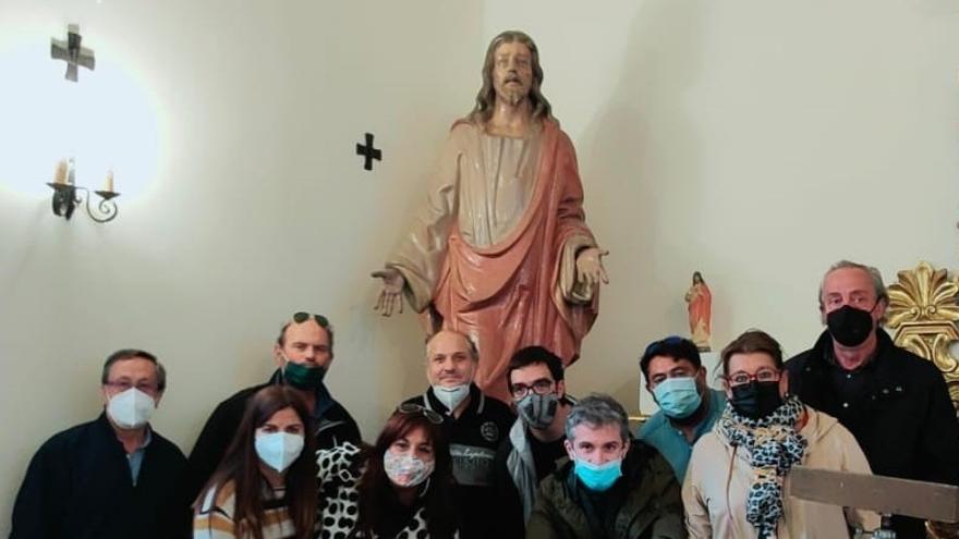 Hermanos de Luz y Vida posan con el Cristo en el cementerio.