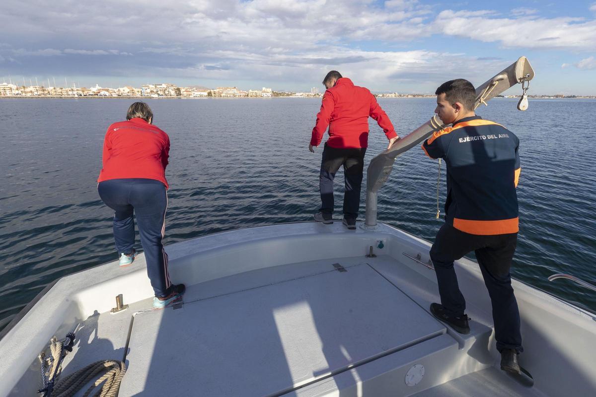 Labores de búsqueda del chico desaparecido al naufragar la embarcación en la que navegaba en el Mar Menor.