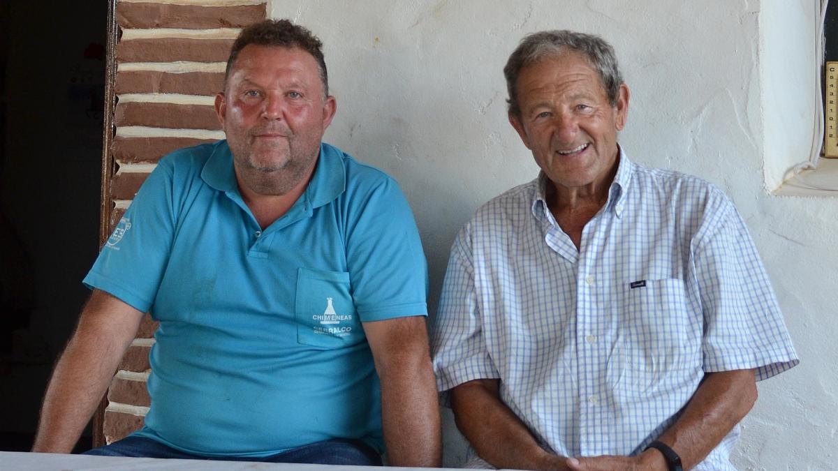 Germán Vidal y Manolo Beltrán sentados en la terraza del Mas de Coc (Cabanes) donde días atrás se cerró el pacto para la venta de la ganadería.