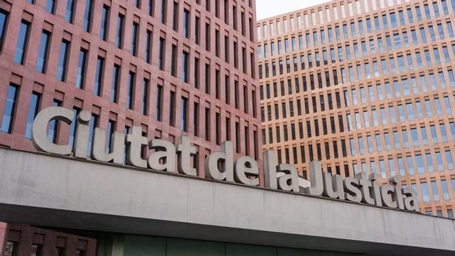 Façana exterior de la Ciutat de la Justícia de Barcelona. AUTOR: Marc Asensio.