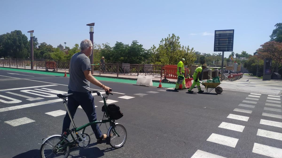 Operarios del Ayuntamiento pintando el carril bici del puente de San Telmo