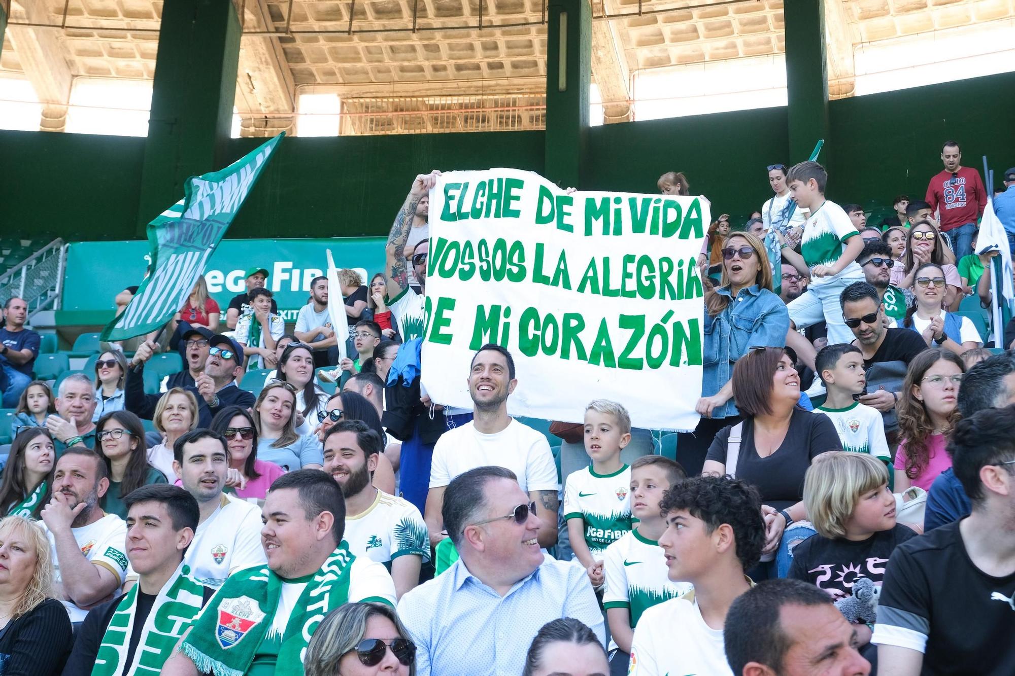 La afición del Elche CF muestra su apoyo al equipo antes del importante partido frente al Zaragoza