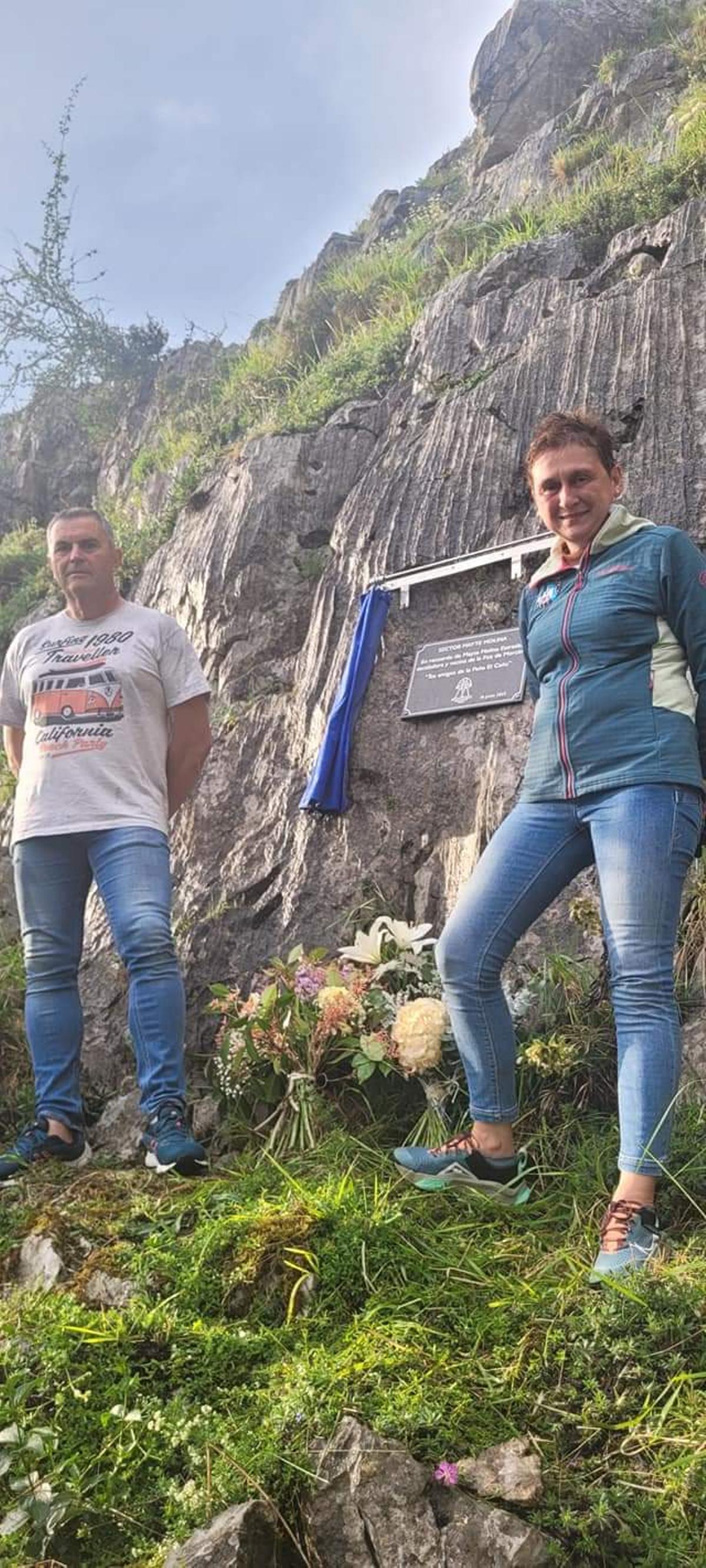 Mino García y Tensi Carmona, ante la placa que homenajea a la escaladora.